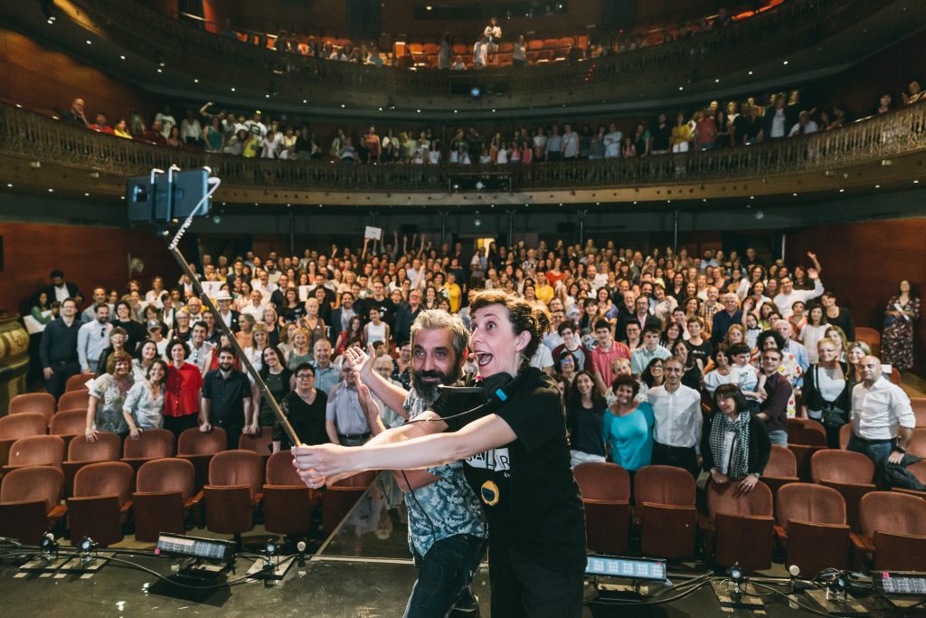 Imatge del selfie fet amb tots els assistents en el lliurament dels Premis Baldiri Reixac 2018.