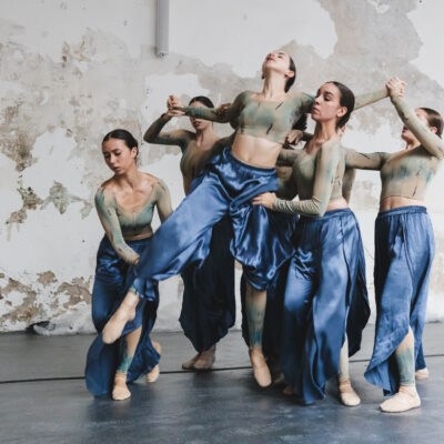 Actuació de Dancing Human, interprentant la performance "El mar ens crida"